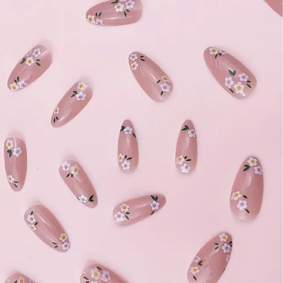 24 Piece Nude White Floral Press On Nails NWT Almond Medium Length - Picture 10 of 10